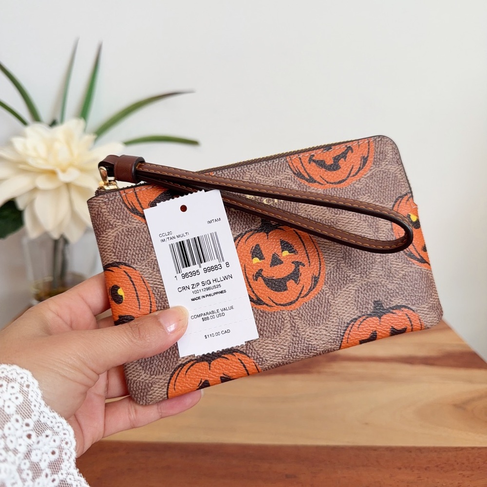 NWT Coach Corner Zip Wristlet In Signature Canvas With Halloween Print - Picture 5 of 5